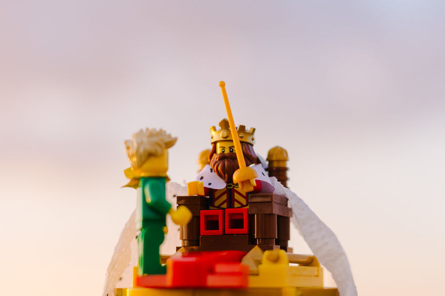 Photographer Pictures Iconic Scenes From The Book &#8220;The Little Prince&#8221; With Lego