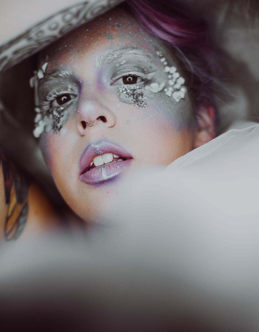 Sisters Create Intricate Makeup Portraits Using Minimum Materials Sisters Create Intricate Makeup Portraits Using Minimum Materials