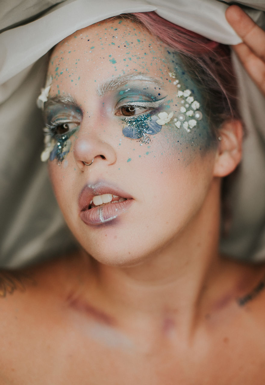 Sisters Create Intricate Makeup Portraits Using Minimum Materials Sisters Create Intricate Makeup Portraits Using Minimum Materials