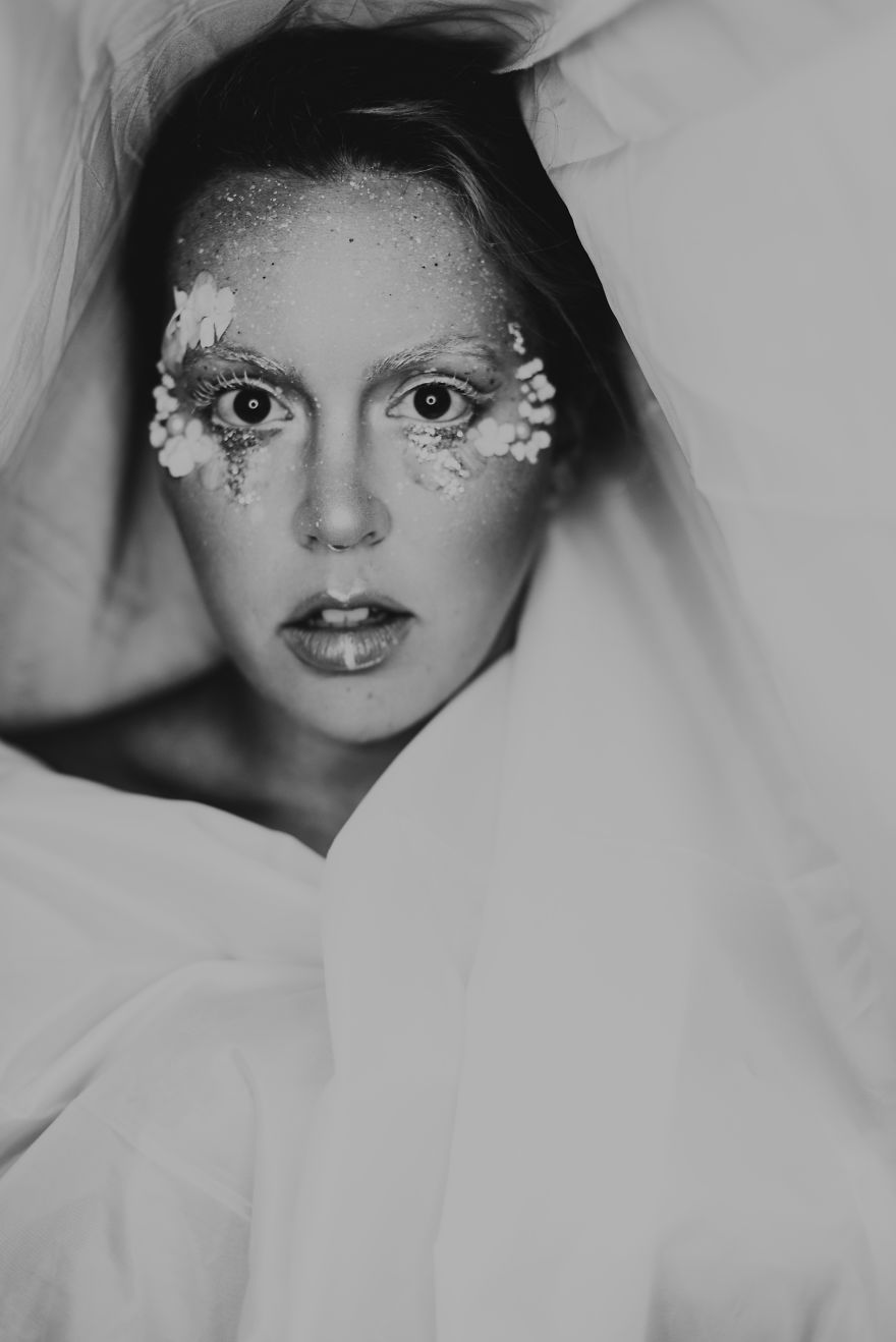 Sisters Create Intricate Makeup Portraits Using Minimum Materials Sisters Create Intricate Makeup Portraits Using Minimum Materials