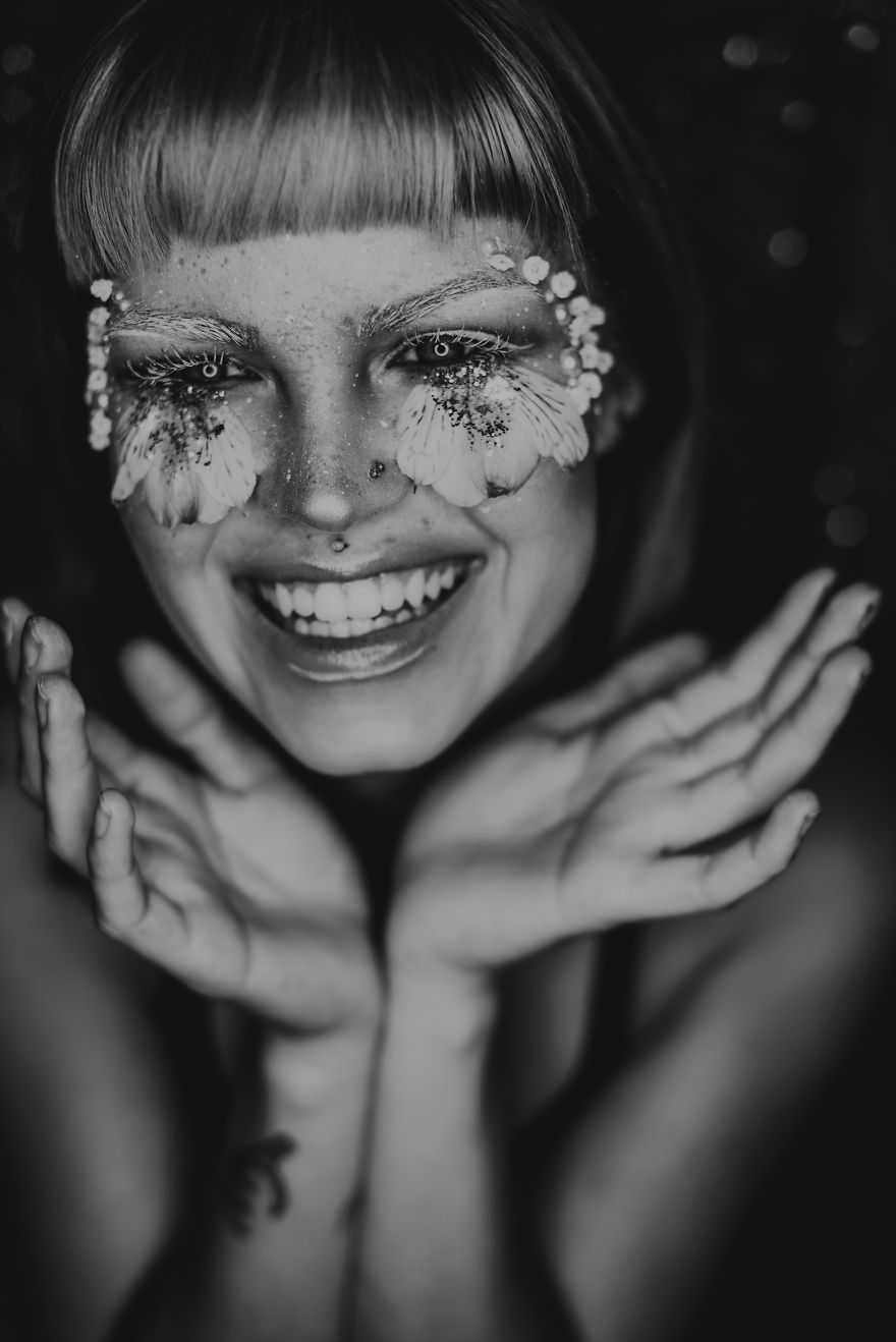 Sisters Create Intricate Makeup Portraits Using Minimum Materials Sisters Create Intricate Makeup Portraits Using Minimum Materials