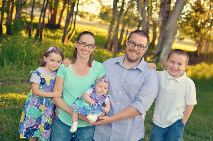 Dad Has Diarrhea In Public Toilet With His 4-Year-Old, Her Reaction Makes Man In Another Stall Cry From Laughter Dad Has Diarrhea In Public Toilet With His 4-Year-Old, Her Reaction Makes Man In Another Stall Cry From Laughter