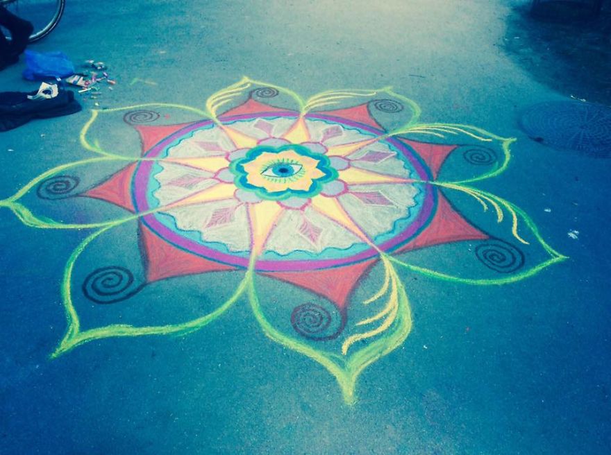 Female Artists Creates Improvised Chalk Mandalas In The Streets Of Copenhagen