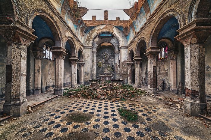 Photographer Takes Pictures Of Abandoned Buildings Around Europe Photographer Takes Pictures Of Abandoned Buildings Around Europe