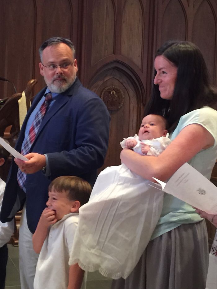 The Moment Everyone Realizes Baby Is Pooping In Mom’s Hand The Moment Everyone Realizes Baby Is Pooping In Mom’s Hand