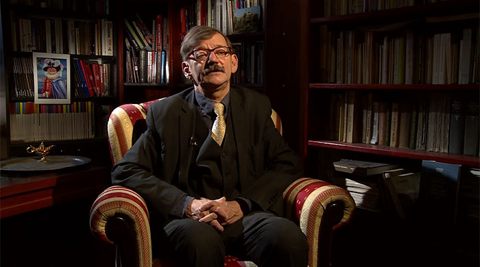 The Way This Polish Academic ‘Reacts’ When Cat Interrupts His Serious Interview Amuses The Internet The Way This Polish Academic ‘Reacts’ When Cat Interrupts His Serious Interview Amuses The Internet