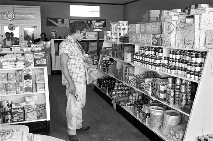 61 Rare Vintage Photos Of Grocery Stores That May Surprise You