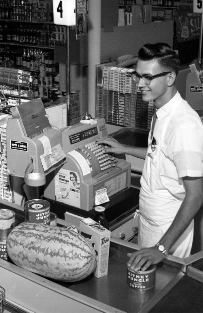 61 Rare Vintage Photos Of Grocery Stores That May Surprise You