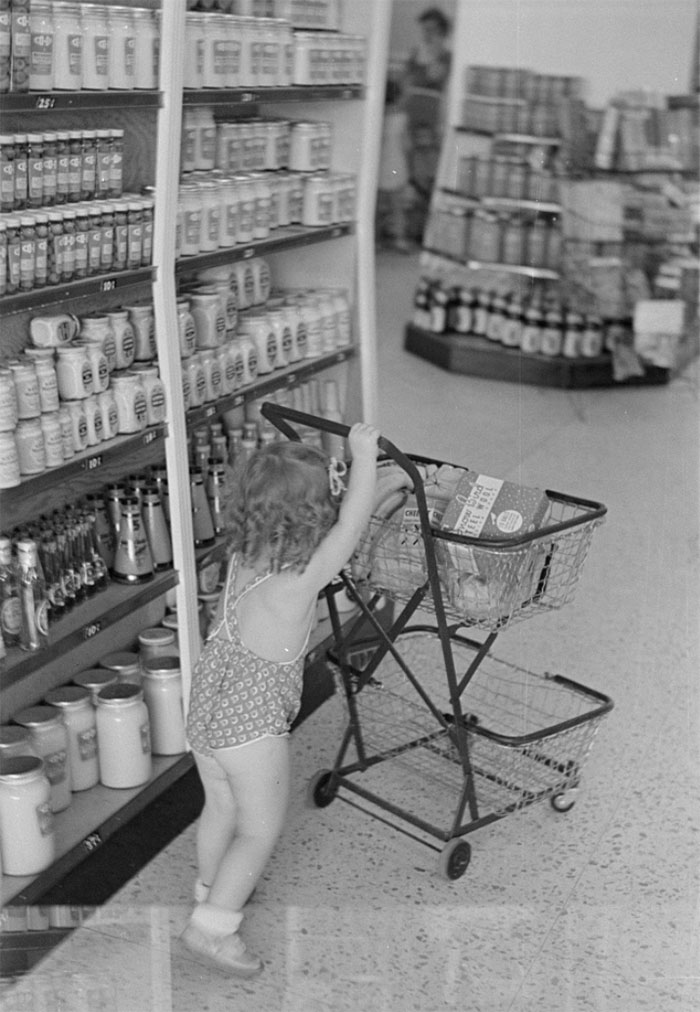 61 Rare Vintage Photos Of Grocery Stores That May Surprise You