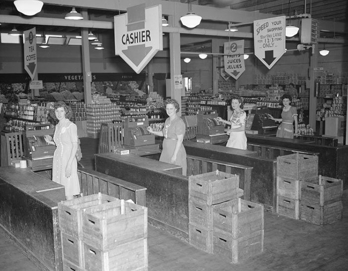 61 Rare Vintage Photos Of Grocery Stores That May Surprise You