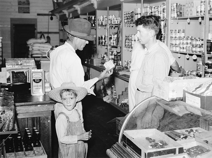 61 Rare Vintage Photos Of Grocery Stores That May Surprise You