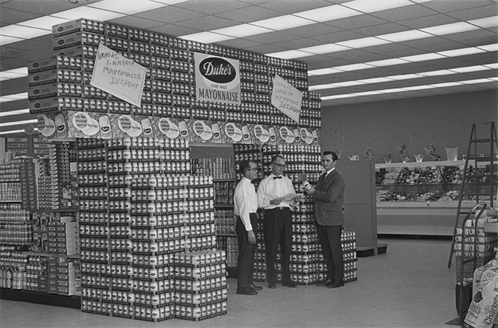 61 Rare Vintage Photos Of Grocery Stores That May Surprise You
