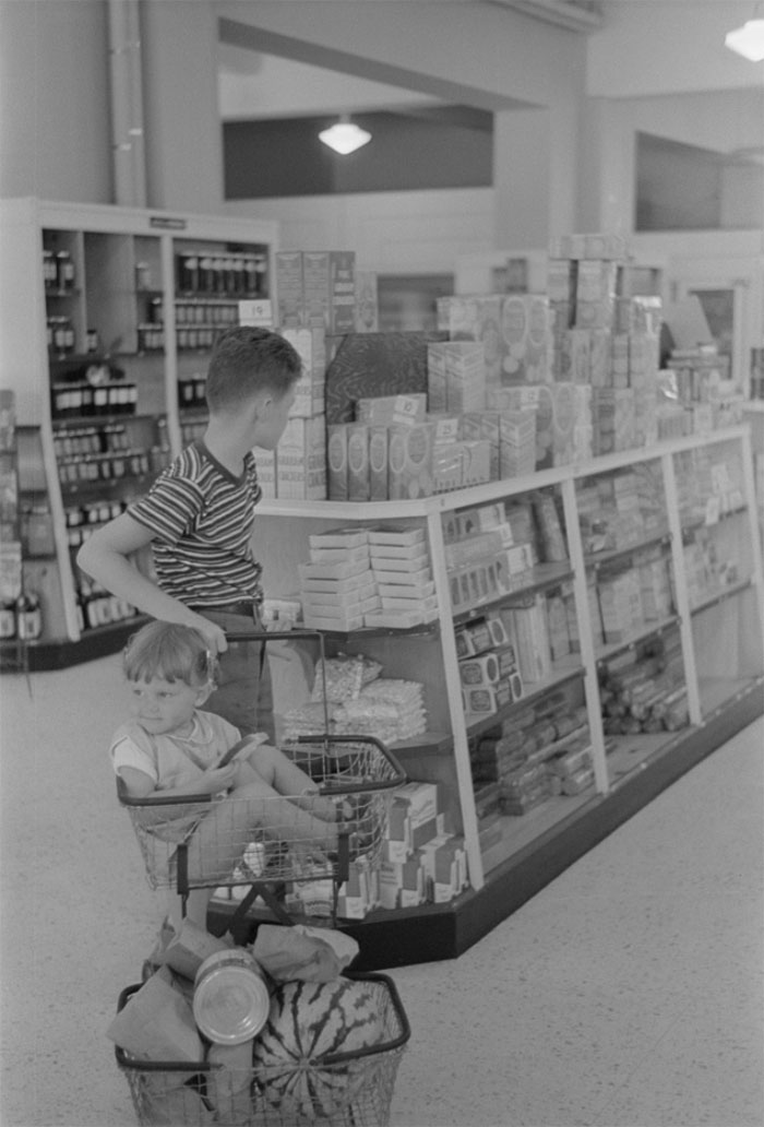 61 Rare Vintage Photos Of Grocery Stores That May Surprise You