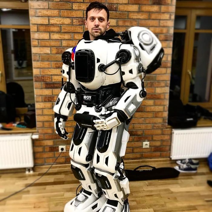 Russia’s Advanced AI Robot Turns Out To Be A Human In A Costume Russia’s Advanced AI Robot Turns Out To Be A Human In A Costume
