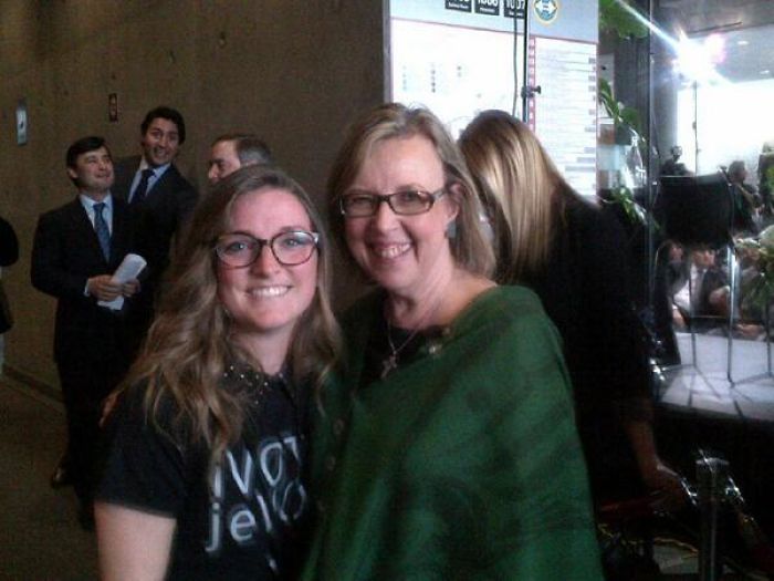 27 Times Celebrities Photobombed Ordinary People 27 Times Celebrities Photobombed Ordinary People