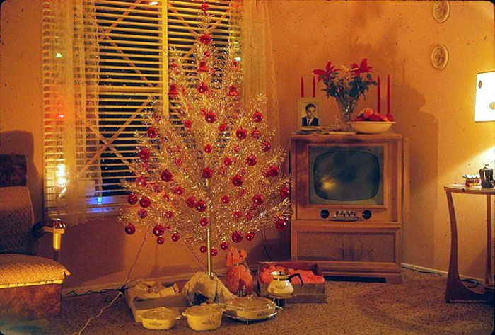 50 Photos Of Christmas Home Decor In The 1950s And 1960s Show How Much Things Have Changed 50 Photos Of Christmas Home Decor In The 1950s And 1960s Show How Much Things Have Changed