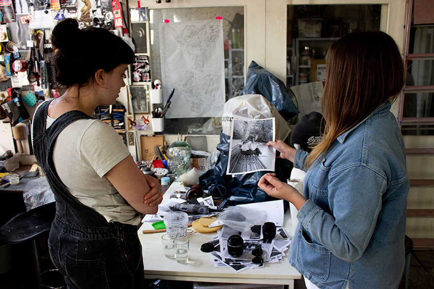 To Highlight Our Obsession With Phones, This British Artist Created A Relatable Sculpture