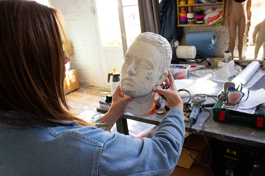 To Highlight Our Obsession With Phones, This British Artist Created A Relatable Sculpture