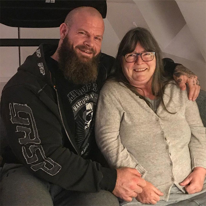 Bodybuilder Finds Out His Pic Is Used In A Meme About Slapping Moms, Responds With His Mom’s Pic Bodybuilder Finds Out His Pic Is Used In A Meme About Slapping Moms, Responds With His Mom’s Pic