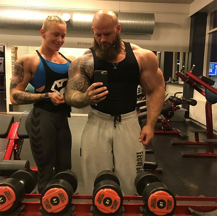 Bodybuilder Finds Out His Pic Is Used In A Meme About Slapping Moms, Responds With His Mom’s Pic Bodybuilder Finds Out His Pic Is Used In A Meme About Slapping Moms, Responds With His Mom’s Pic