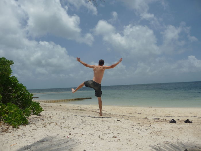 Guy Emails A Coworker Who’s On Vacation, Gets A Hilarious Auto-Response Guy Emails A Coworker Who’s On Vacation, Gets A Hilarious Auto-Response