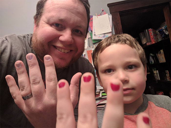 Boy Cries Uncontrollably After Getting Bullied For Wearing Nail Polish, And His Dad’s Response Goes Viral Boy Cries Uncontrollably After Getting Bullied For Wearing Nail Polish, And His Dad’s Response Goes Viral
