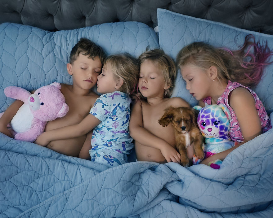 Photographer Is Nicknamed “Sleep Fairy” After She Posed 4 Kids And A Puppy In Their Sleep For A Heartwarming Photo Photographer Is Nicknamed “Sleep Fairy” After She Posed 4 Kids And A Puppy In Their Sleep For A Heartwarming Photo