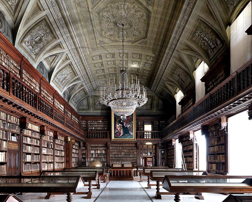 Photographer Goes Around The World In Search Of The Most Beautiful Libraries, And Here Is What He Found Photographer Goes Around The World In Search Of The Most Beautiful Libraries, And Here Is What He Found