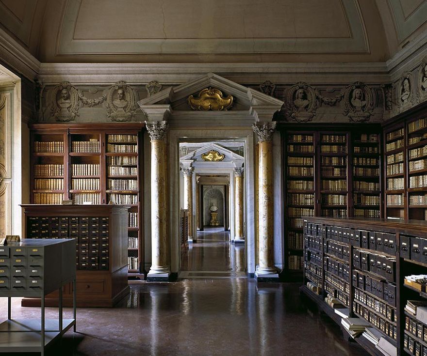 Photographer Goes Around The World In Search Of The Most Beautiful Libraries, And Here Is What He Found Photographer Goes Around The World In Search Of The Most Beautiful Libraries, And Here Is What He Found