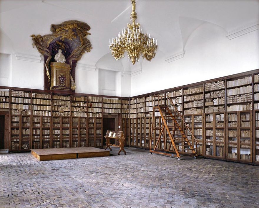 Photographer Goes Around The World In Search Of The Most Beautiful Libraries, And Here Is What He Found Photographer Goes Around The World In Search Of The Most Beautiful Libraries, And Here Is What He Found