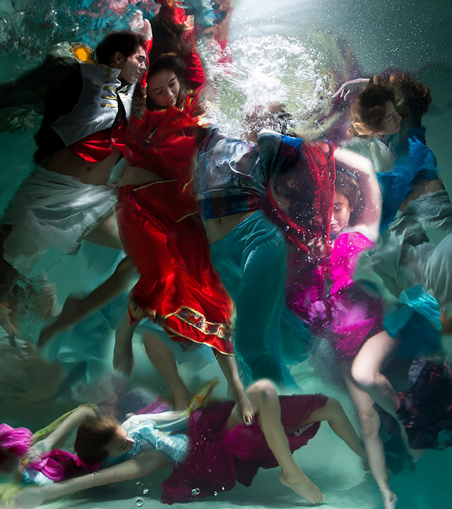 42 Breathtaking Underwater Photos That Look More Dramatic Than Baroque Paintings 42 Breathtaking Underwater Photos That Look More Dramatic Than Baroque Paintings
