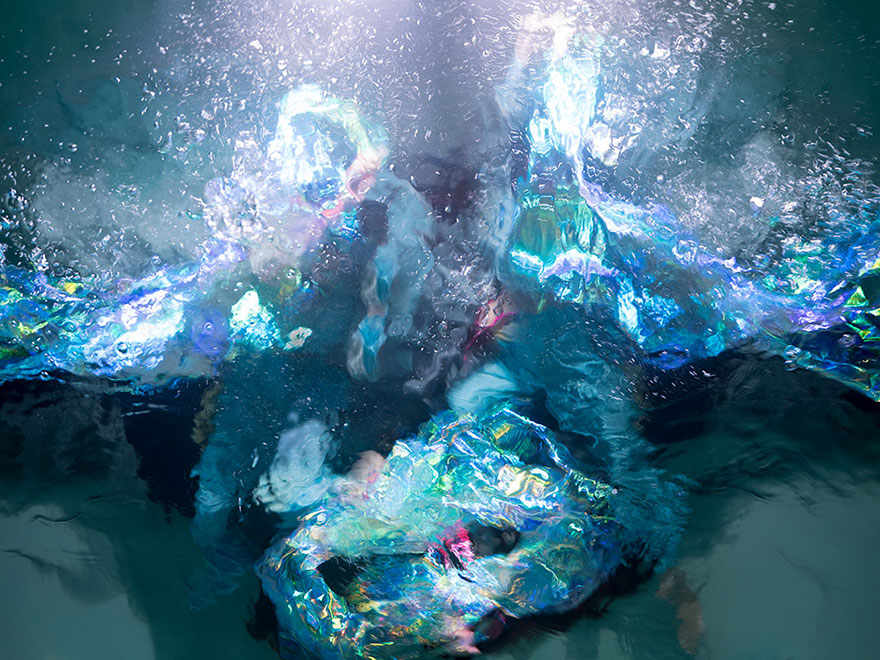 42 Breathtaking Underwater Photos That Look More Dramatic Than Baroque Paintings 42 Breathtaking Underwater Photos That Look More Dramatic Than Baroque Paintings