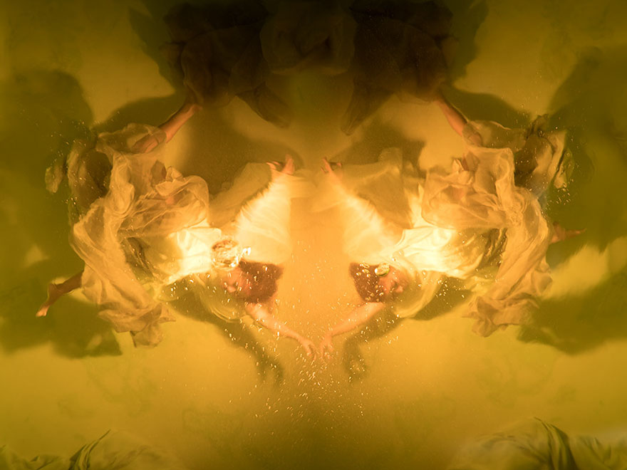 42 Breathtaking Underwater Photos That Look More Dramatic Than Baroque Paintings 42 Breathtaking Underwater Photos That Look More Dramatic Than Baroque Paintings