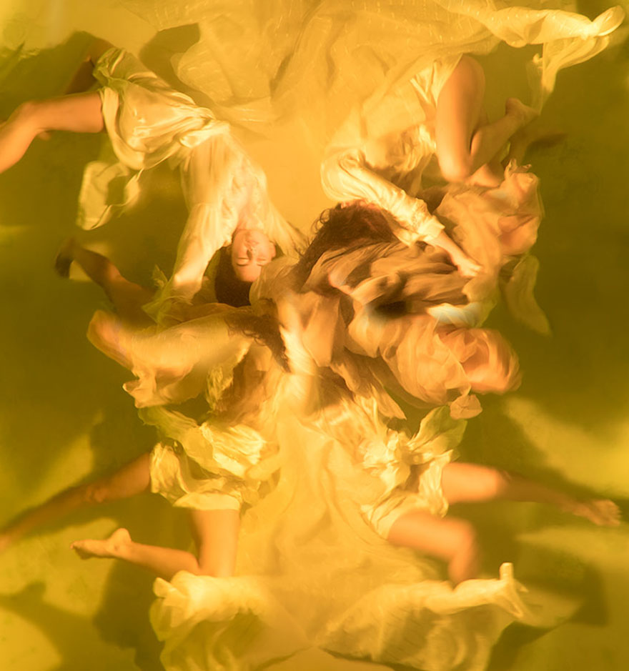 42 Breathtaking Underwater Photos That Look More Dramatic Than Baroque Paintings 42 Breathtaking Underwater Photos That Look More Dramatic Than Baroque Paintings