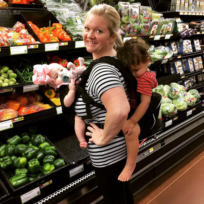 This Mom Wants A Salary Raise For The Technician Who Took Care Of Her Crying Blind Baby, While Doing His Job This Mom Wants A Salary Raise For The Technician Who Took Care Of Her Crying Blind Baby, While Doing His Job