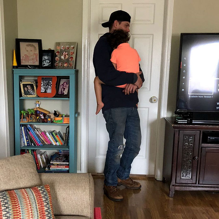 This Mom Wants A Salary Raise For The Technician Who Took Care Of Her Crying Blind Baby, While Doing His Job This Mom Wants A Salary Raise For The Technician Who Took Care Of Her Crying Blind Baby, While Doing His Job