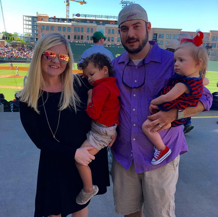 This Mom Wants A Salary Raise For The Technician Who Took Care Of Her Crying Blind Baby, While Doing His Job This Mom Wants A Salary Raise For The Technician Who Took Care Of Her Crying Blind Baby, While Doing His Job