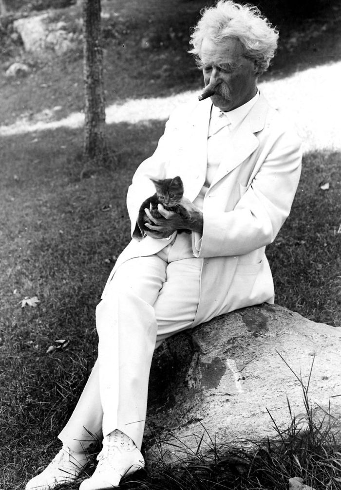 12 Vintage Photos From The 1900s Prove That Mark Twain Was The ‘Crazy Cat Lady’ Type Of Man 12 Vintage Photos From The 1900s Prove That Mark Twain Was The ‘Crazy Cat Lady’ Type Of Man