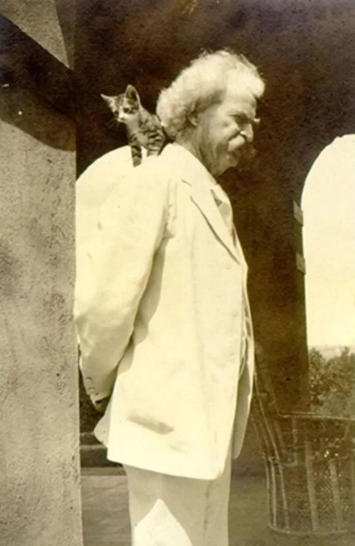 12 Vintage Photos From The 1900s Prove That Mark Twain Was The ‘Crazy Cat Lady’ Type Of Man 12 Vintage Photos From The 1900s Prove That Mark Twain Was The ‘Crazy Cat Lady’ Type Of Man