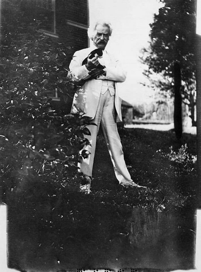 12 Vintage Photos From The 1900s Prove That Mark Twain Was The ‘Crazy Cat Lady’ Type Of Man 12 Vintage Photos From The 1900s Prove That Mark Twain Was The ‘Crazy Cat Lady’ Type Of Man