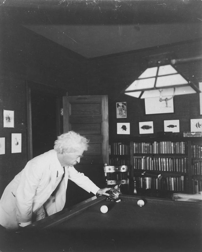 12 Vintage Photos From The 1900s Prove That Mark Twain Was The ‘Crazy Cat Lady’ Type Of Man 12 Vintage Photos From The 1900s Prove That Mark Twain Was The ‘Crazy Cat Lady’ Type Of Man
