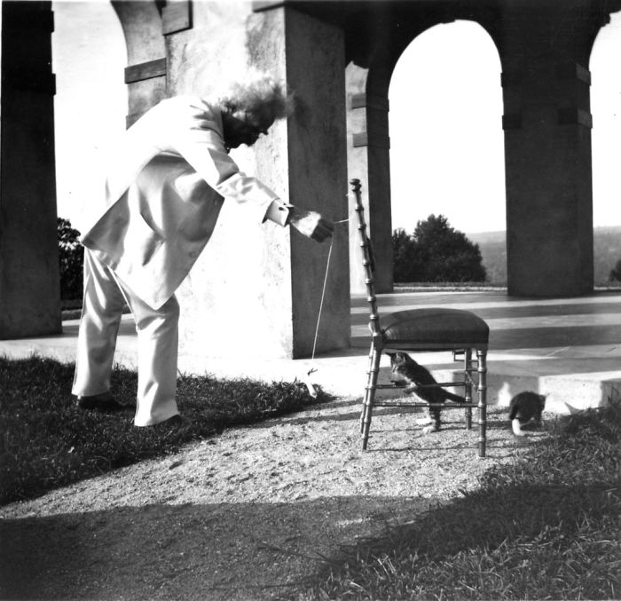 12 Vintage Photos From The 1900s Prove That Mark Twain Was The ‘Crazy Cat Lady’ Type Of Man 12 Vintage Photos From The 1900s Prove That Mark Twain Was The ‘Crazy Cat Lady’ Type Of Man