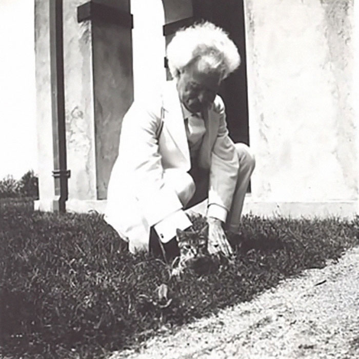 12 Vintage Photos From The 1900s Prove That Mark Twain Was The ‘Crazy Cat Lady’ Type Of Man 12 Vintage Photos From The 1900s Prove That Mark Twain Was The ‘Crazy Cat Lady’ Type Of Man