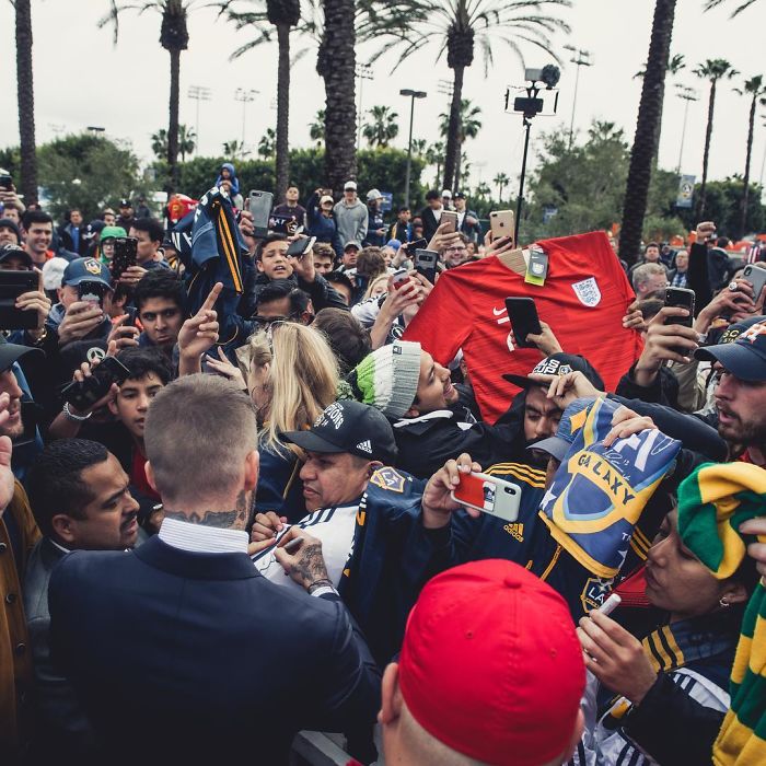David Beckham Goes To See His Statue For The First Time, Doesn’t Know It’s Been Replaced By A Prank One David Beckham Goes To See His Statue For The First Time, Doesn’t Know It’s Been Replaced By A Prank One