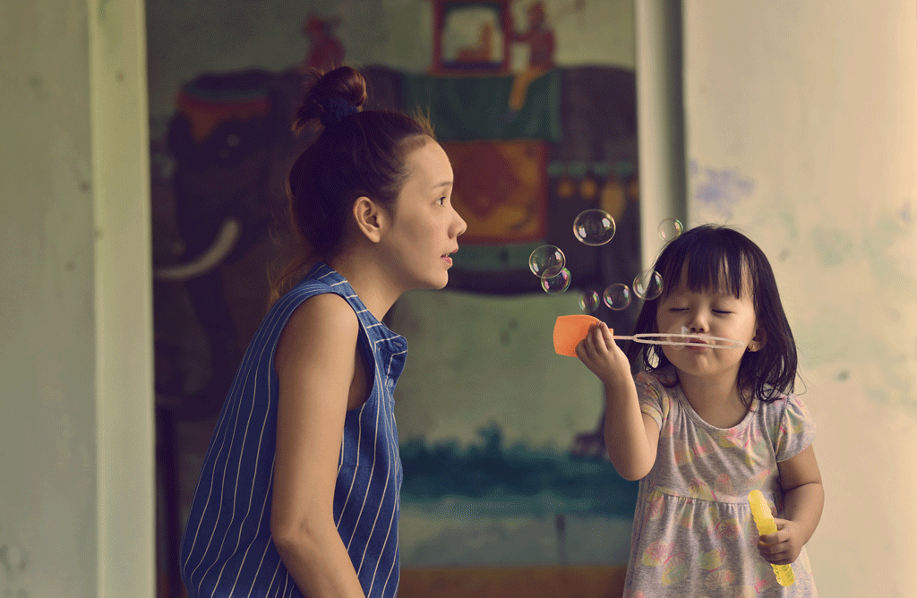 I Capture The Bond Between My Wife And 3-Year-Old Daughter In GIFs