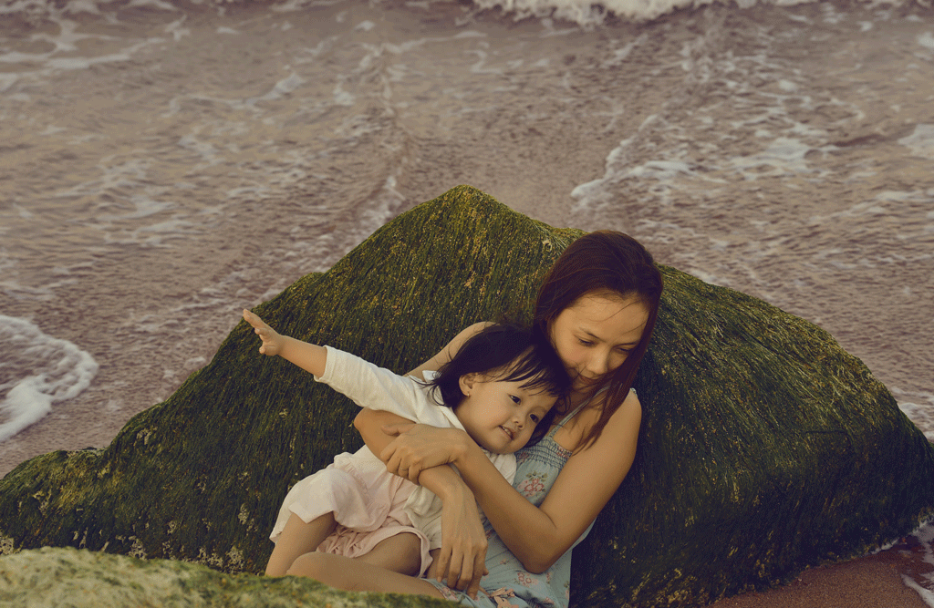 I Capture The Bond Between My Wife And 3-Year-Old Daughter In GIFs