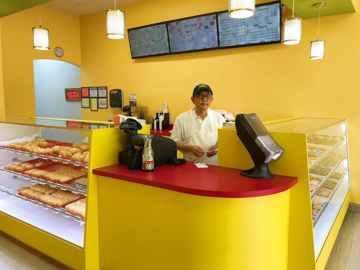 Son Shares Photo Of His Dad, Sad That No One Is Coming To His New Donut Shop, It Goes Viral And People Flood The Shop Son Shares Photo Of His Dad, Sad That No One Is Coming To His New Donut Shop, It Goes Viral And People Flood The Shop