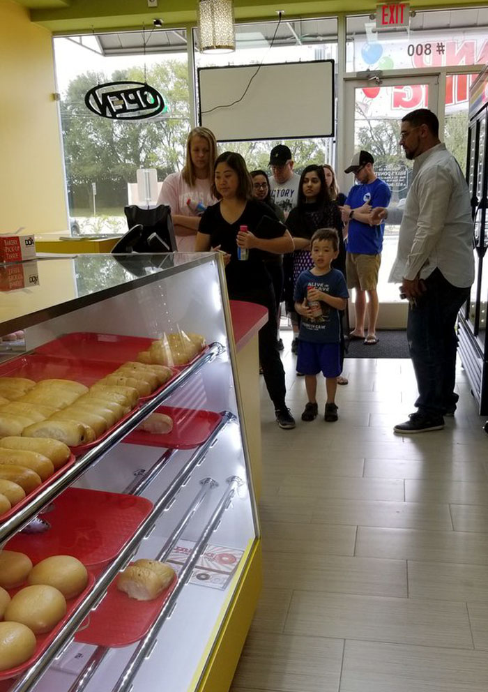 Son Shares Photo Of His Dad, Sad That No One Is Coming To His New Donut Shop, It Goes Viral And People Flood The Shop Son Shares Photo Of His Dad, Sad That No One Is Coming To His New Donut Shop, It Goes Viral And People Flood The Shop