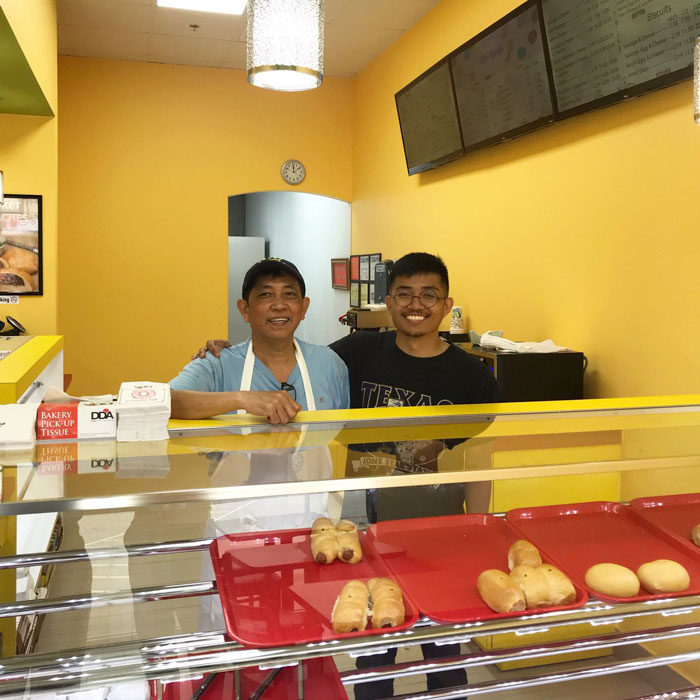 Son Shares Photo Of His Dad, Sad That No One Is Coming To His New Donut Shop, It Goes Viral And People Flood The Shop Son Shares Photo Of His Dad, Sad That No One Is Coming To His New Donut Shop, It Goes Viral And People Flood The Shop