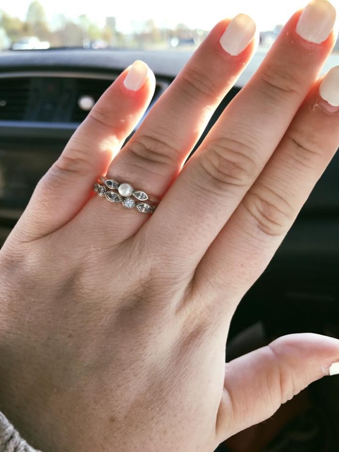 Jewelry Store Employee Shames Man For Buying A ‘Pathetic’ $130 Engagement Ring, He Gets Defended By His Fiancée Jewelry Store Employee Shames Man For Buying A ‘Pathetic’ $130 Engagement Ring, He Gets Defended By His Fiancée